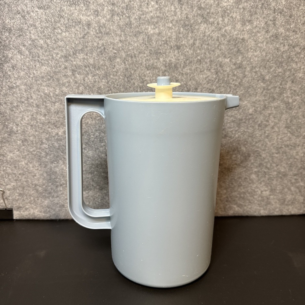 Vintage1676-4  Tupperware blue  2-Quart Pitcher With Blue Push Button Lid